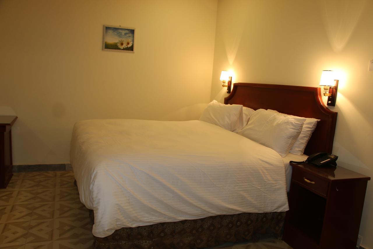 Indus Hotel ไฮเดอราบาด ภายนอก รูปภาพ