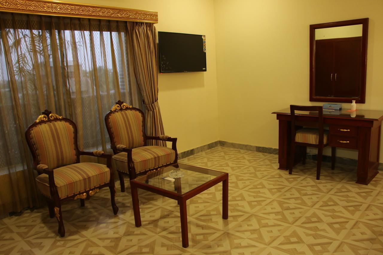 Indus Hotel ไฮเดอราบาด ภายนอก รูปภาพ