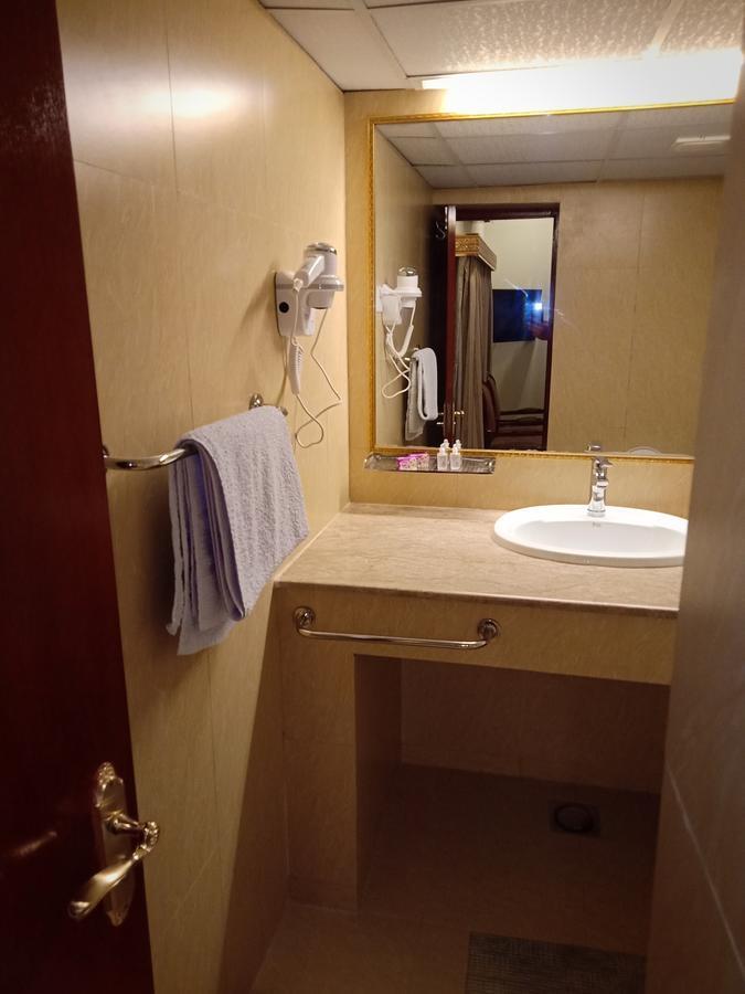 Indus Hotel ไฮเดอราบาด ภายนอก รูปภาพ