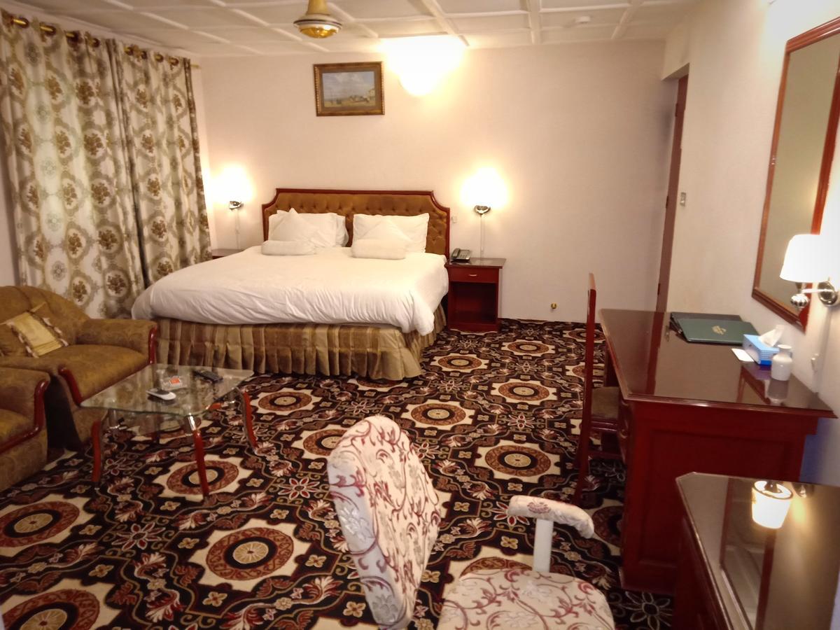 Indus Hotel ไฮเดอราบาด ภายนอก รูปภาพ